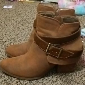 Low rise cowgirl boots